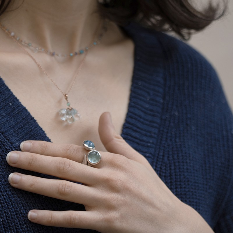 anello aperto con pietra acquamarina e collana con pietre a goccia